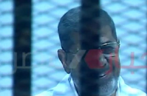 فيديو.. مرسي يلفت الأنظار أثناء جلسة محاكمته أمس