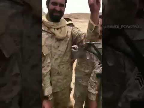 شاهد.. جنود سعوديون يُسعفون أسير حوثي في أحد الجبهات الحدودية (فيديو)
