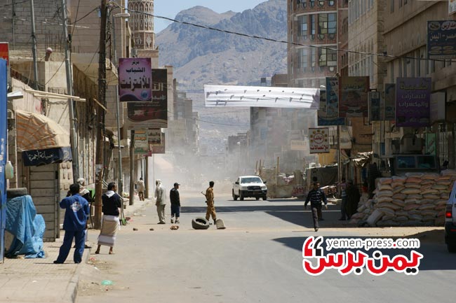 صور لسقوط قذيفة ار بي جي قبل قليل في جولة أيلول بشارع هائل (يمن 