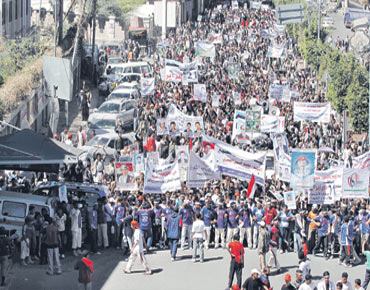 صنعاء تشهد أول مسيرة احتجاجية للمطالبة برحيل هادي