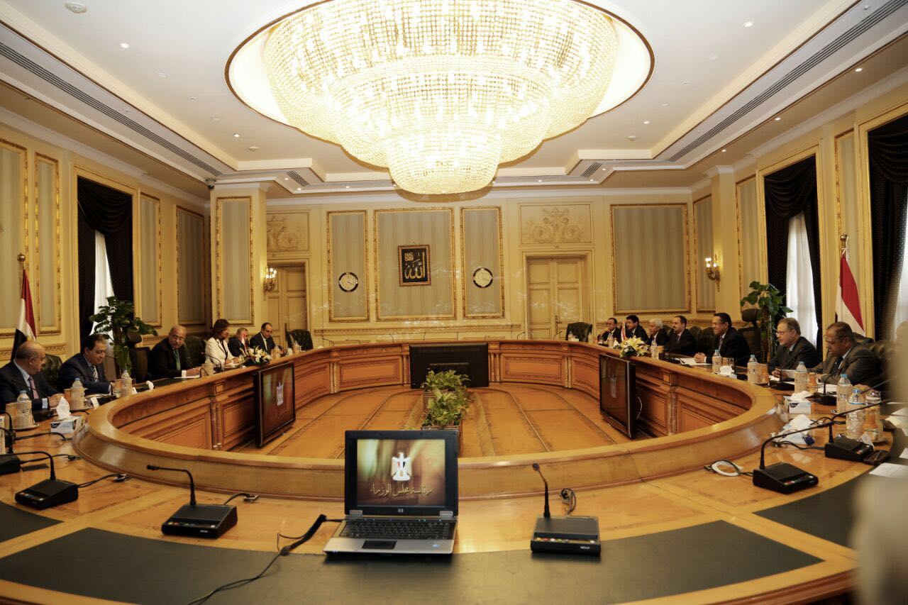 جلسة مباحثات يمنية مصرية برئاسة بن دغر وشريف إسماعيل رئيسي وزراء البلدين