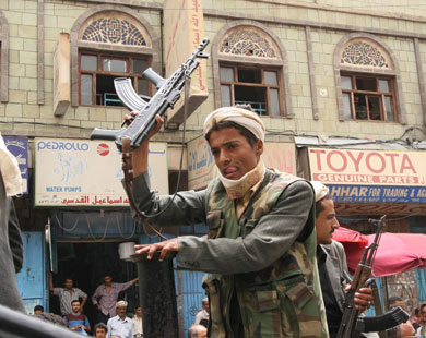 صورة لمسلحون قبليون في العاصمة صنعاء (أرشيف)