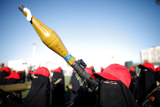 نساء الحوثي ينضمن عرض عسكري ضخم في صنعاء (صور)
