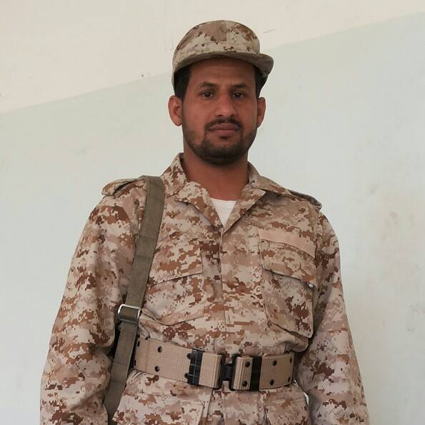 صلاح العزي القيادي الحوثي وهو يرتدي الزي العسكري اليمني بعد سيطر