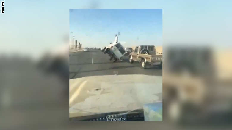 بالفيديو.. سقوط شاب سعودي من السيارة أثناء «استعراض خطير» على طريق عام