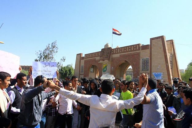 طلاب جامعة صنعاء يُقيمون مهرجاناً حاشداً ، ويحذرون من مغبة الالتفات على مطالبهم 
