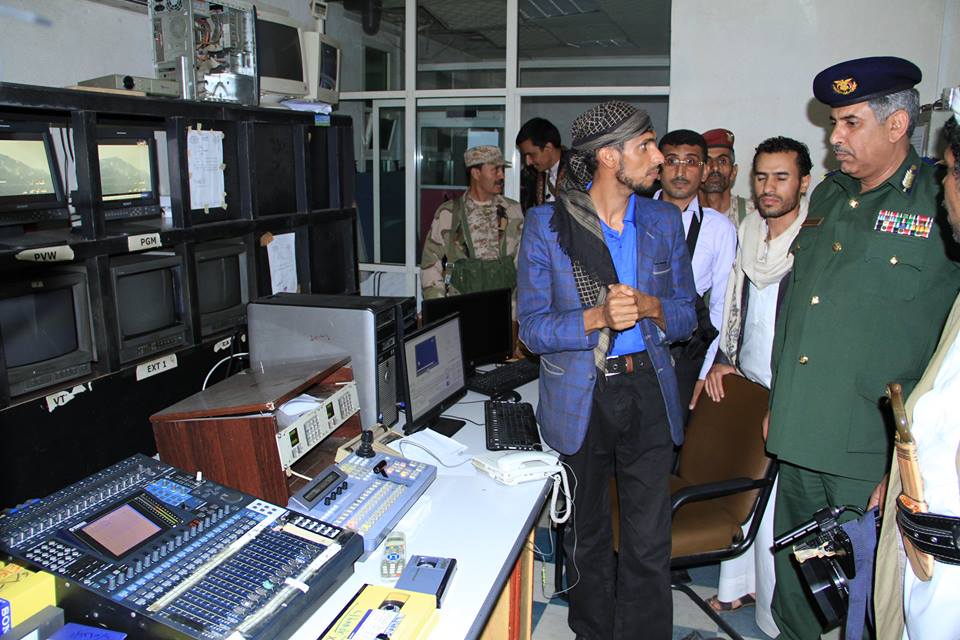 وزير الداخلية يزور مبنى التلفزيون والبنك المركزي اليمني