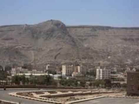 الطيران يشن غارة على موقع للحوثيين بشارع الخمسين واللواء محسن بمقر المنطقة السادسة منذ مساء أمس