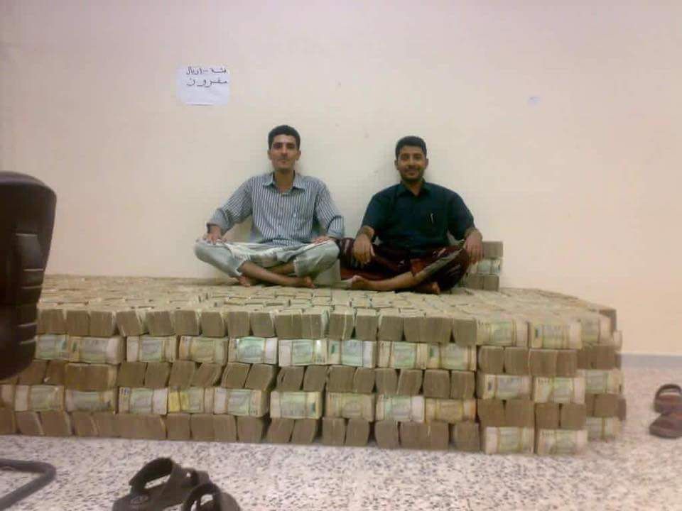 مشرفي جماعة الحوثي يقومون بتخزين كميات كبيرة من العملة اليمنية ف