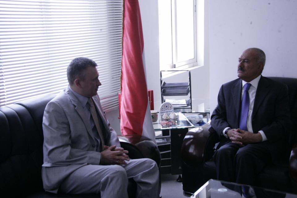 علي عبد الله صالح خلال لقاءه بالقائم بأعمال السفير الروسي في صنع