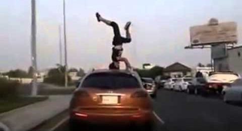 بالفيديو.. جنون «شاب سعودي» يقف على رأسه فوق سيارة أثناء سيرها