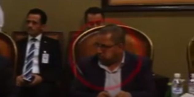 شاهد بالفيديو .. عضو بوفد الحوثيين يمضغ «القات» خلال اجتماع رسمي مع المبعوث الأممي في الكويت