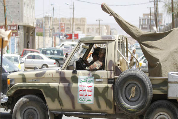 ميليشيات الحوثي تحاكي «جرائم داعش» وتسحل مواطناً أمام أسرته
