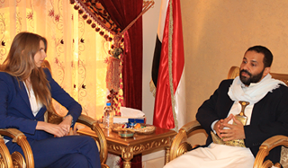 حميد الأحمر أثناء لقاءه بالسفيرة البريطانية بصنعاء أمس