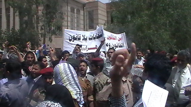 اشتباكات بالأيدي بين الأكاديميين والموظفين في جامعة صنعاء في مظاهرات أمس (صور)