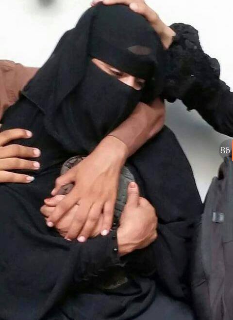 إحدى أمهات الشهداء في مجزرة اليوم تتشبث بحذاء أبنهها بعد قتله من