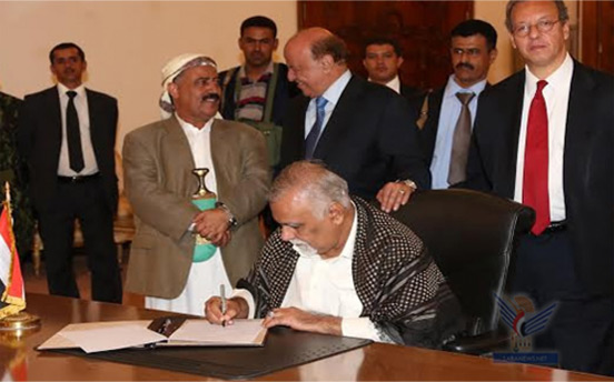 مكاوي خلال توقعيه على اتفاق السلم والشراكة في العاصمة اليمنية صن