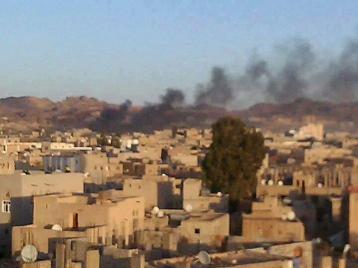 دخان متصاعد بعد تفجير منزل قيادي حوثي بحسب مصادر محلية