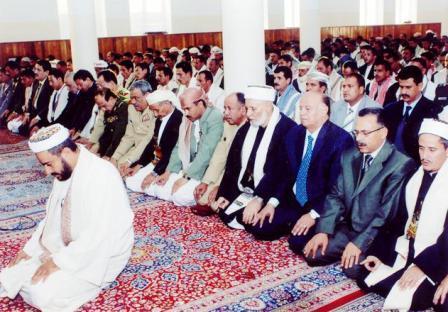 الرئيس هادي وهو يؤدي الصلاة