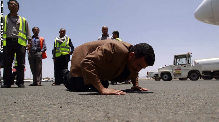صور مؤثرة.. الحياة تعود إلى مطار صنعاء بعودة العالقين في الخارج إلى ذويهم