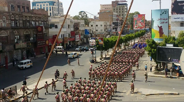 بالفيديو : صالح يحشد الألاف من جنوده وسط صنعاء في ذكرى الوحدة 22 مايو وسط دعوات لغزو السعودية