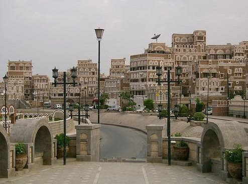 العاصمة صنعاء تبدأ بإزالة الشعارات الدعائية المكتوبة على الشوارع