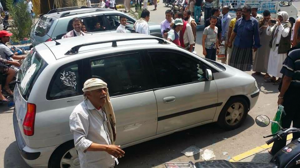 مواطن من تعز يبيع سيارته لتغطية نفقات ايقاد شعلة بمناسبة ثورة 26 سبتمبر
