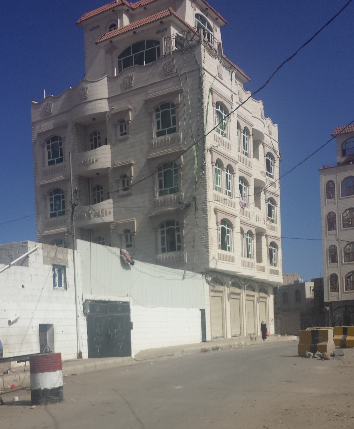 مليشيا الحوثي تخلي مقر حزب الاصلاح بصنعاء بعد عام من احتلاله (صورة)