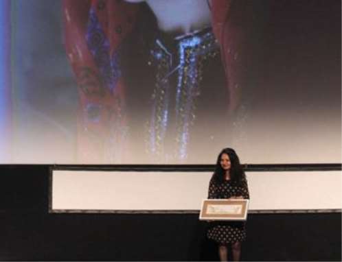 المخرجة اليمنية خديجة السلامي تحصد جائزة دولية جديدة عن فيلم ( انا نجوم ابنة العاشرة ومطلقة )