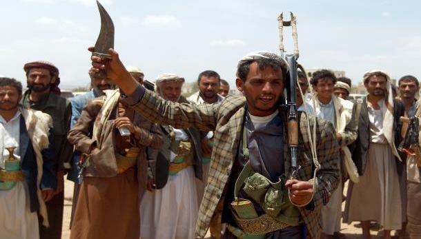 الحوثيون يسلبون الأسرة اليمنية خُمس دخلهم