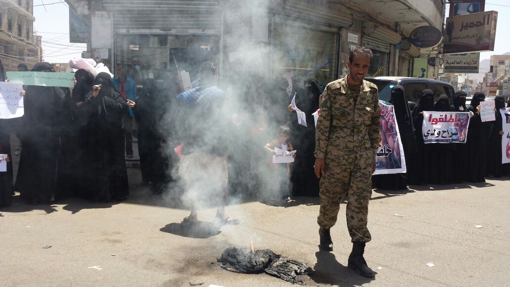 أمهات المختطفين يحرقن «ضفائر شعرهن» أمام القصر الجمهوري بصنعاء للمطالبة باطلاق سراح أبنائهن (صور)