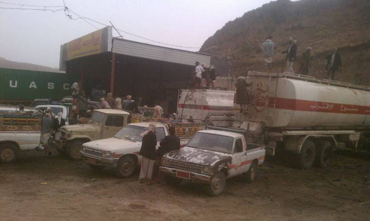 استمرار نهب ناقلات النفط في طريق صنعاء الحديدة (صورة)