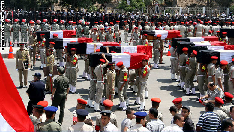 أفراد من الجيش المصري يحملون جثامين زملائهم الذين سقطوا في هجوم 