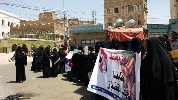 فيديو مؤلم «لأم يمنية» تناشد الحوثيين الإفراج عن ابنها وتحرق شعرها أمام القصر الجمهوري