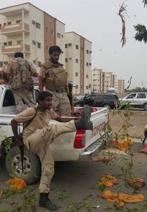قوات الحزام الأمني في عدن قامت بإزالة أسواق القات من المدينة وجر