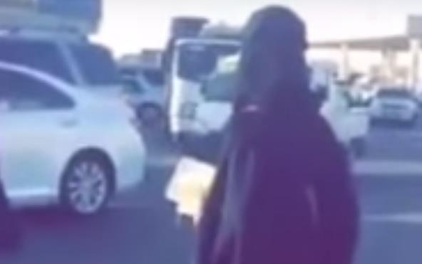 بالفيديو.. فتيات في السعودية يقدمن وجبات إفطار صائم للمارة في الشوارع