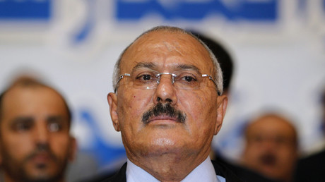 كيف تعامل علي عبد الله صالح صالح مع الدستور في الحكم وخلال الانقلاب؟