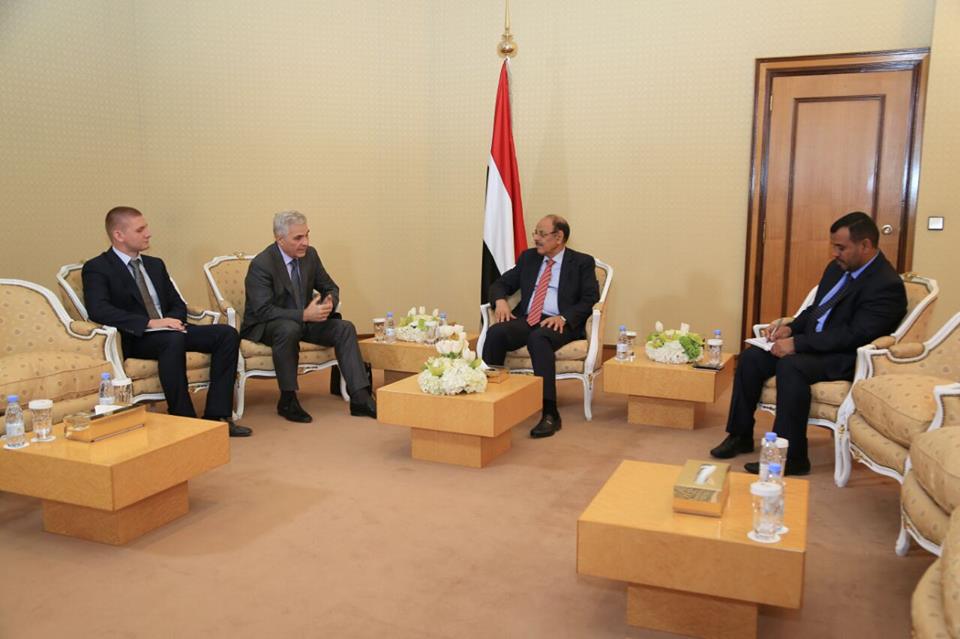 الفريق علي محسن الأحمر يلتقي سفير روسيا لدى اليمن والأخير يؤكد أن بلاده لا تعترف إلا بشرعية هادي