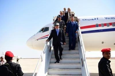 شاهد صوراً من وصول الرئيس هادي وحكومة بن دغر إلى مدينة المكلا