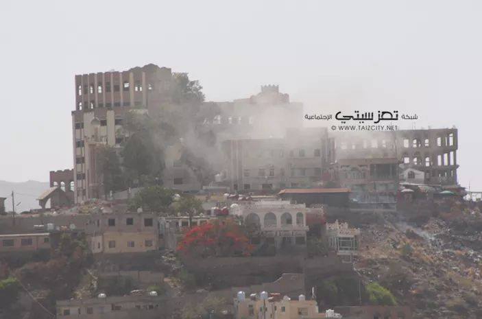 بالصور: قصف متواصل بالأسلحة الثقيلة على منازل ومستشفيات تعز من قبل قوات صالح والحوثي والمقاومة تدمر دبابتين