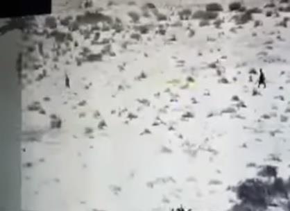 شاهد بالفيديو.. هكذا تتعامل المدفعية السعودية وحرس الحدود مع المليشيات عند محاولة اقترابها من الحدود