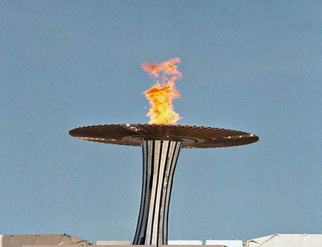 الشعلة الأولمبية تضيء معالم لندن (فيديو)