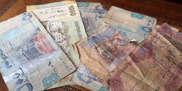في اليمن .. موظفون يرفضون إستلام مرتباتهم من البريد بسبب النقود التالفة