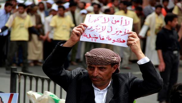 يمني يحتج بسبب تصاعد الأزمات المعيشية (الأناضول)