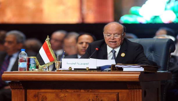الرئيس هادي يكشف في رسالة لقيادة المنطقة الرابعة أسباب استمرار الحوثيين وصالح في القتال