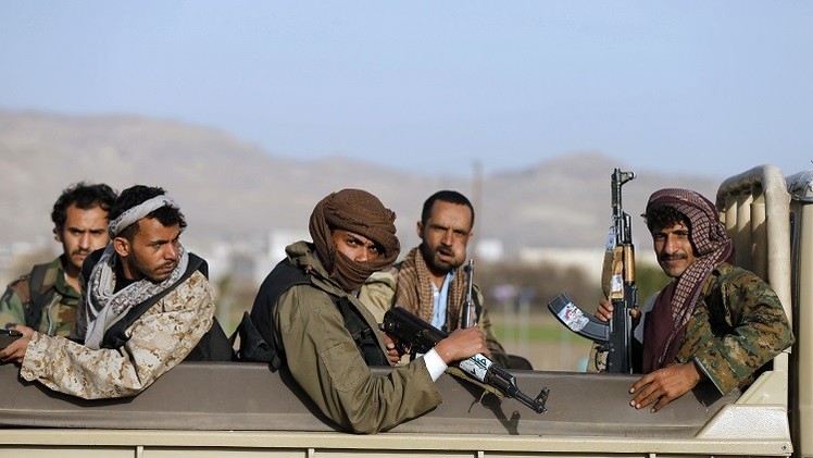 الحوثيون يستولون على 16 شاحنة محملة بمساعدات إنسانية كانت في طري