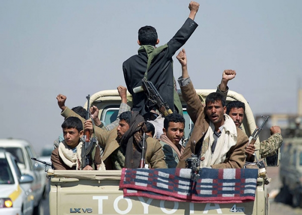 عكاظ السعودية: الحل ليس بسياسة لي الذراع كما يطالب بها المتمردون الحوثيون