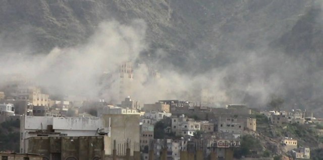 قصف مليشيات الحوثي على أحياء سكنية وسط مدينة تعز