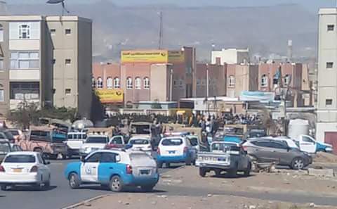 جنود أمن يحاصرون مبنى  مكتب بريد «ظهر حمير» في صنعاء احتجاجا على تأخر مرتباتهم