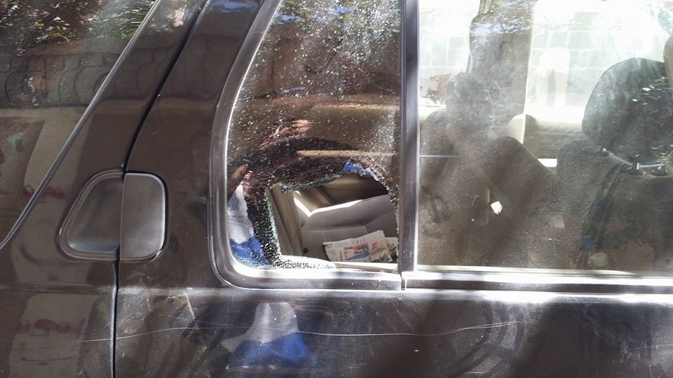 مجهولون يتهجمون على مراسل الجزيرة حمدي البكاري ويهشمون زجاج سيار